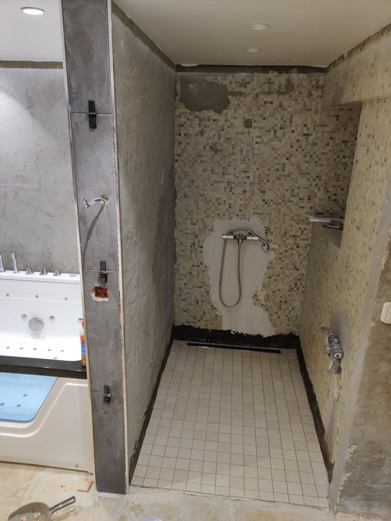 Salle de bain en cours de rénovation avec douche de plain-pied