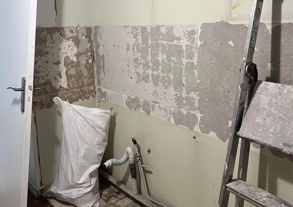 Pièce en cours de dépose, ancien revêtement retiré et murs préparés